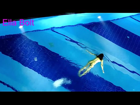 ❤️ Non podo deixar de mirar, unha moza loira que é sorprendida nadando espida na piscina do resort ELLA BOLT ❤️❌ Vídeo de sexo en nós ❌