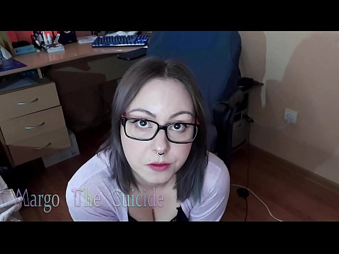 ❤️ Moza sexy con lentes chupa un consolador profundamente ante a cámara ❤️❌ Vídeo de sexo en nós ❌