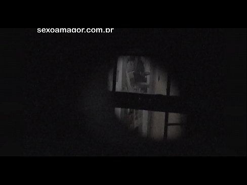 ❤️ Blondie é gravada en segredo por un voyeur do barrio escondido detrás de ladrillos ocos ❤️❌ Vídeo de sexo en nós ❌